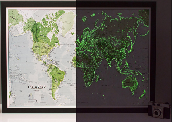 Mapa světa svítící ve tmě